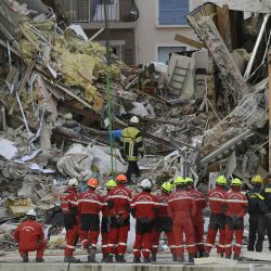 Los bomberos franceses registran los escombros en busca de habitantes desaparecidos después de que un edificio se derrumbó en Sanary-sur-Mer,  dos personas siguen desaparecidas, ya que un hombre fue encontrado muerto y una mujer herida y su bebé fueron evacuados. NICOLAS TUCAT  | Foto:AFP