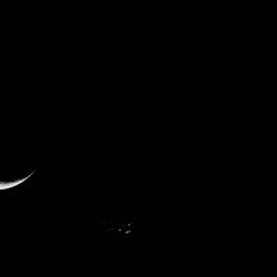 Se observa un avión (C) entre la luna y Venus en Santiago. Un fenómeno astronómico conocido como conjunción ocurre cuando la luna se encuentra en fase creciente y cruza con otro planeta o estrella, que en este caso esVenus.MARTIN BERNETTI  | Foto:AFP