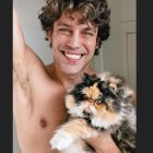 Juan Guilera y su gata Malibu