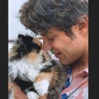 Juan Guilera y su gata Malibu