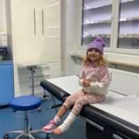 Emma, la hija menor de Evangelina Anderson sufrió un doloroso y fuerte accidente