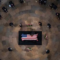 La exsenadora estadounidense Elizabeth Dole, esposa del ex líder de la mayoría del Senado Bob Dole, se acuesta sobre el ataúd de su esposo mientras se encuentra en el estado en la Rotonda del Capitolio de los EE. UU. Andrew Harnik | Foto:AFP