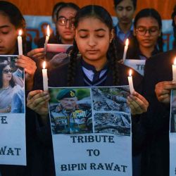 Los estudiantes sostienen velas encendidas y carteles para rendir homenaje al jefe de defensa de la India, el general BipinRawat, quien murió junto con otras 13 personas un día antes en un accidente de helicóptero, en su escuela en AmritsarNarinder | Foto:AFP