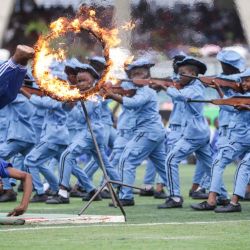 Niños escolares seleccionados actúan durante el 60 aniversario de la ceremonia del día de la independencia en el estadio Uhuru en Dar es Salaam, Tanzania. ERICKY BONIPHACE  | Foto:AFP