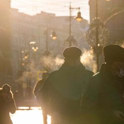 La gente camina por una calle en un día helado en el centro de Moscú.DIMITAR DILKOFF  | Foto:AFP