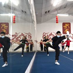  niños participando en una clase de wushu en el Club Argentino de Wushu, en la ciudad de Buenos Aires, Argentina. La práctica, el estudio y la difusión en Argentina del wushu, el tradicional arte marcial chino, tiene cada vez más adeptos y se ha convertido en un atractivo puente que une ambas culturas. | Foto:Xinhua