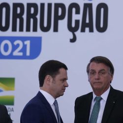  El ministro de Defensa de Brasil, Walter Braga Netto (i), el ministro de Justicia y Seguridad Pública brasileño, Anderson Torres (2-i), el presidente de Brasil, Jair Bolsonaro (2-d) y el jefe de Gabinete brasileño, Ciro Nogueira (d), asisten a una ceremonia en el marco del Día Internacional contra la Corrupción, en el Palacio de Planalto, en Brasilia, Brasil | Foto:Xinhua