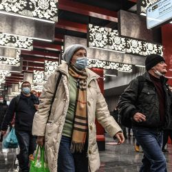  pasajeros caminando en la estación Michurinsky Prospekt, en Moscú, Rusia. El martes fue inaugurado un nuevo tramo del metro de Moscú, parte del cual fue construido por China Railway Construction Corporation Limited. Fue la primera vez que Rusia introdujo una empresa china en la construcción de su metro, que también se convirtió en el primer proyecto de metro de una empresa china en Europa. | Foto:Xinhua