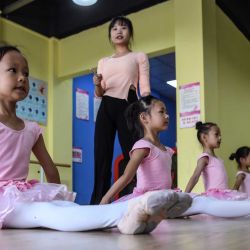 niñas practicando ballet en la comunidad de Rongkang, en el municipio de Chang'an del distrito de Rong'an, en la región autónoma de la etnia zhuang de Guangxi, en el sur de China. La comunidad de Rongkang es un sitio de reubicación para el alivio de la pobreza. Los residentes viven una vida pacífica y satisfecha en la comunidad. | Foto:Xinhua
