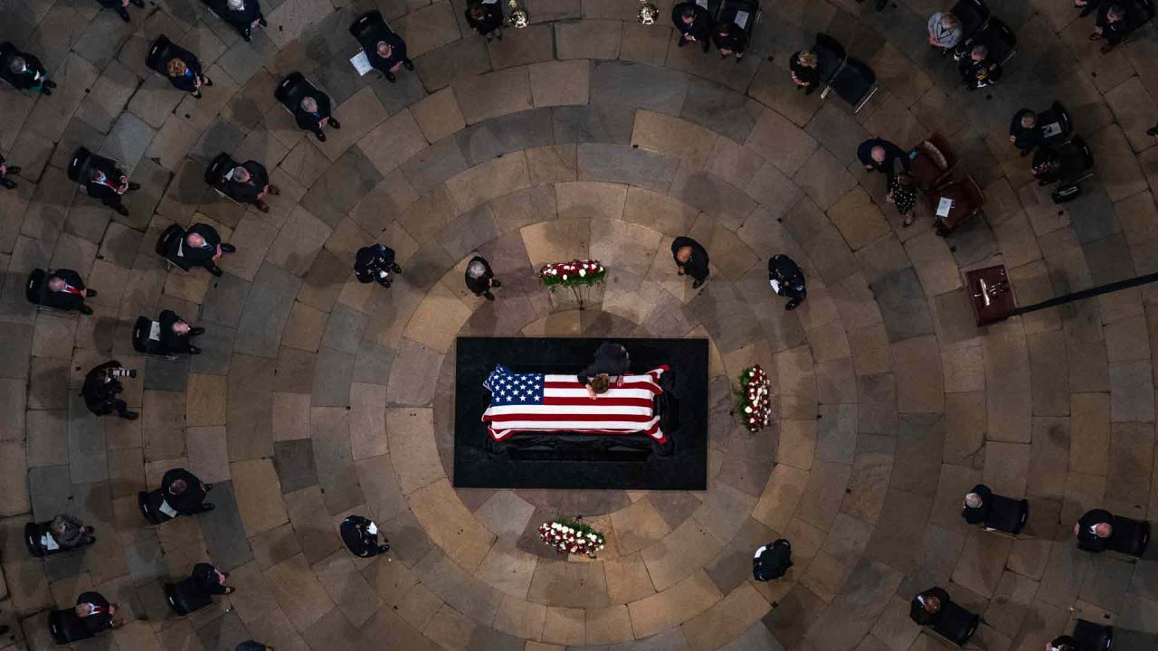 La exsenadora estadounidense Elizabeth Dole, esposa del ex líder de la mayoría del Senado Bob Dole, se acuesta sobre el ataúd de su esposo mientras se encuentra en el estado en la Rotonda del Capitolio de los EE. UU. Andrew Harnik | Foto:AFP