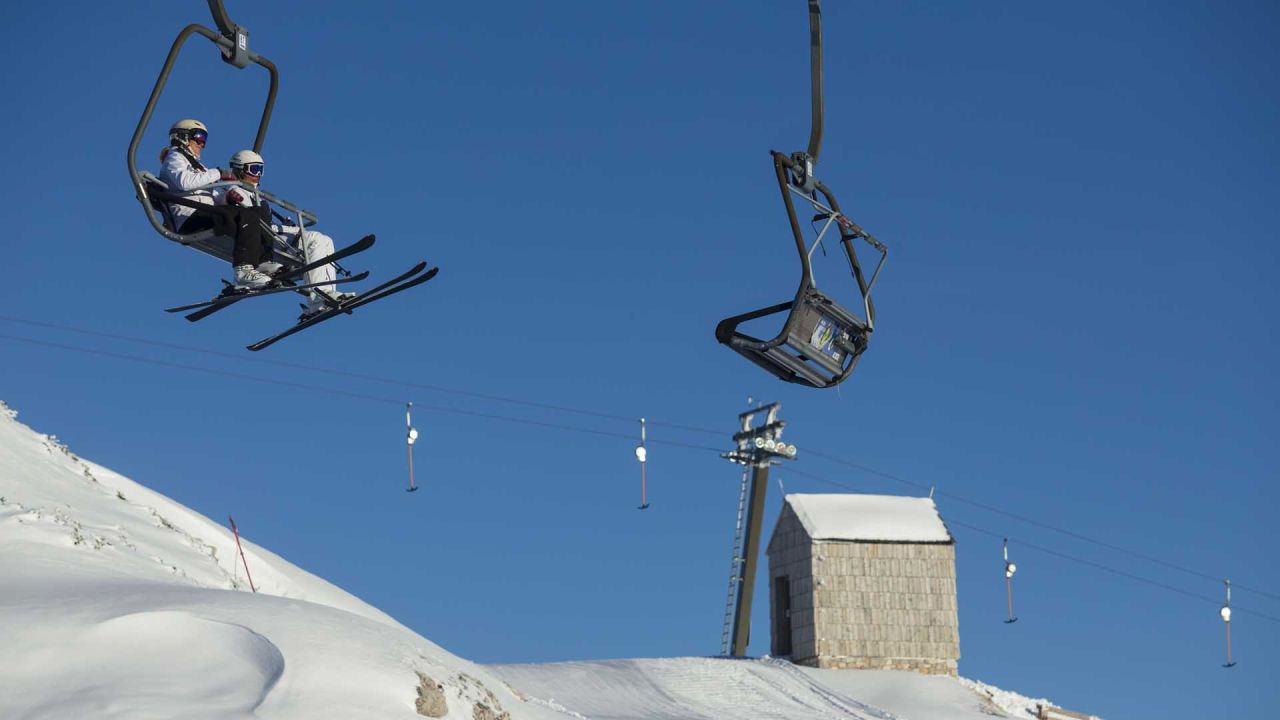 esquiadores sentados en un telesquí en el centro de esquí Vogel, en Bohinj, Eslovenia. La temporada de esquí en Eslovenia ha comenzado desde el pasado fin de semana cuando los turistas y residentes llegaron a los centros turísticos. Se le requiere a los esquiadores que muestren prueba de que se han recuperado de la COVID-19 o han sido vacunados, o brindar una prueba con resultado negativo válida. | Foto:Xinhua