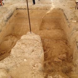 El hallazgo tuvo lugar mientras el panteonero se encontraba excavando nuevas fosas con una retroexcavadora en el mencionado cementerio mexicano.