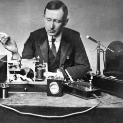 El 12 de diciembre de 1901, Guillermo Marconi recibió la primera señal de radio transatlántica desde Inglaterra hacia los Estados Unidos