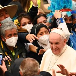 El Papa Francisco saluda a los miembros de una delegación peruana que donó el belén navideño durante una audiencia a las Delegaciones del Árbol de Navidad y el Belén de la Plaza de San Pedro. Vincenzo PINTO  | Foto:AFP