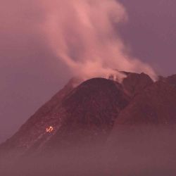 El humo se eleva desde el monte Merapi, el volcán más activo de Indonesia, desde su pico visto desdeSleman cerca de Yogyakarta. AgungSupriyanto  | Foto:AFP