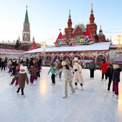 Mujeres y niñas participan en una clase magistral de patinaje artístico en una pista de patinaje sobre hielo al aire libre en la Plaza Roja en el centro de Moscú. Natalia KOLESNIKOVA  | Foto:AFP