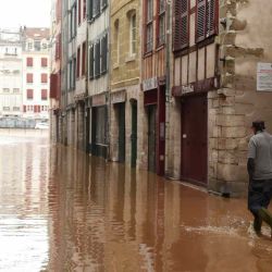 Un peatón camina por las calles inundadas de Bayona, suroeste de Francia. GAIZKA IROZ  | Foto:AFP