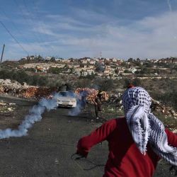Los manifestantes palestinos corren a cubrirse mientras las fuerzas de seguridad israelíes disparan gases lacrimógenos durante los enfrentamientos en la aldea de KfarQaddum cerca del asentamiento judío de Kedumim en la ocupada Cisjordania .Jaafar ASHTIYEH | Foto:AFP