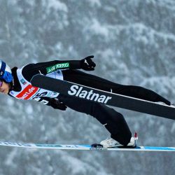 Sara Takanashi de Japón vuela por los aires durante el evento femenino HS140 de la Copa del Mundo de Salto de Esquí de la FIS en Klingenthal, en el este de Alemania.JENS SCHLUETER  | Foto:AFP