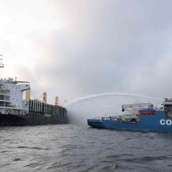 FOTO14 La Guardia Costera sueca combate el incendio del buque de carga liberiano Almirante Storni que transportaba madera en Vinga, en las afueras de Gotemburgo. Adam IHSE / TT NEWS AGENCY | Foto:AFP