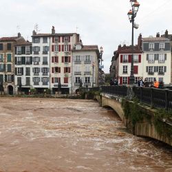 Los peatones miran las calles inundadas de Bayona, suroeste de Francia . GAIZKA IROZ /  | Foto:AFP