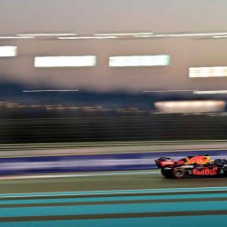 El piloto holandés de Red Bull, Max Verstappen, conduce en el circuito de Yas Marina durante la segunda sesión de entrenamientos libres del Gran Premio de Fórmula Uno de Abu Dhabi. ANDREJ ISAKOVIC  | Foto:AFP