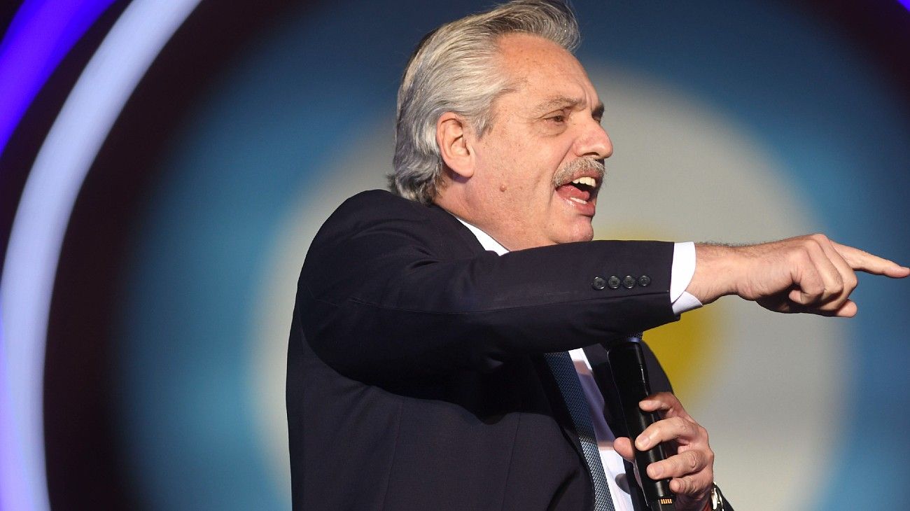 El presidente Alberto Fernández, hablando en Plaza de Mayo.