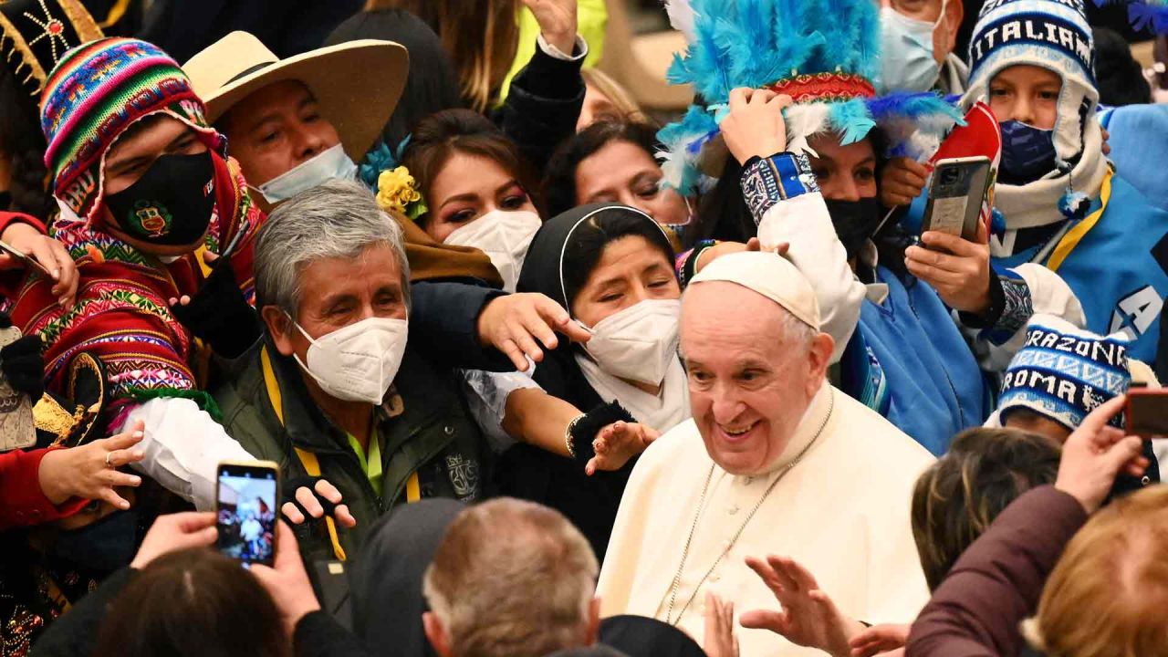 El Papa Francisco saluda a los miembros de una delegación peruana que donó el belén navideño durante una audiencia a las Delegaciones del Árbol de Navidad y el Belén de la Plaza de San Pedro. Vincenzo PINTO  | Foto:AFP