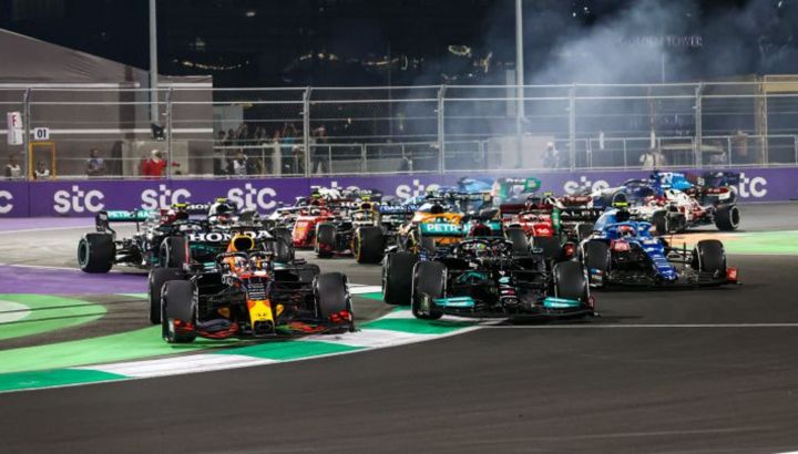 Los pilotos de Red Bull y Mercedes definen mano a mano el título de la F1.