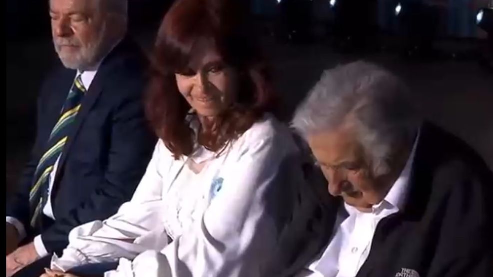Pepe Mujica se duerme brevemente en el acto de Plaza de Mayo, mientras hablaba Alberto Fernández.