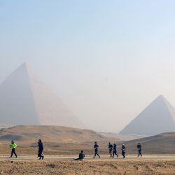 Concursantes corren durante el Medio Maratón de las Pirámides celebrado en el punto escénico de las Pirámides de Giza, en Giza, Egipto. | Foto:Xinhua/Ahmed Gomaa