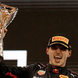 El Campeón del mundo de Fórmula Uno de la FIA 2021 El piloto holandés de Red Bull, Max Verstappen, celebra en el podio del circuito de Yas Marina tras ganar el Gran Premio de Fórmula Uno de Abu Dhabi. - Max Verstappen se convirtió en el primer holandés de la historia en ganar el título de campeón del mundo de Fórmula Uno al imponerse en un dramático Gran Premio de Abu Dhabi de final de temporada. | Foto:KAMRAN JEBREILI / POOL / AFP