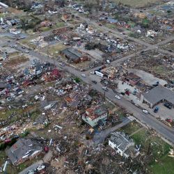 Vista aérea de casas y negocios destruidos por un tornado en Mayfield, Kentucky. Múltiples tornados tocaron tierra en varios estados del medio oeste causando una destrucción generalizada y dejando un estimado de más de 70 personas muertas. | Foto:Scott Olson/Getty Images/AFP
