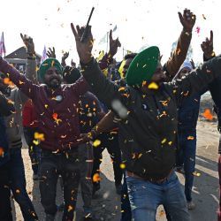 Los agricultores aplauden mientras se preparan para abandonar el lugar de la protesta en la frontera entre los estados de Delhi y Haryana, en Singhu, cuando los agricultores indios pusieron fin formalmente a las protestas masivas de un año después de que el primer ministro Narendra Modi abandonara su impulso a las reformas agrícolas. | Foto:Sajjad Hussain / AFP