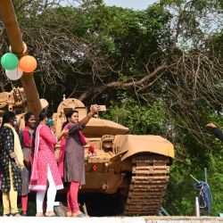 Los visitantes se hacen un selfie junto al tanque T90 del ejército indio expuesto en una exposición de vehículos blindados y equipos de defensa en Chennai. | Foto:ARUN SANKAR / AFP