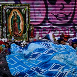 Peregrinos duermen cerca de la Basílica de Guadalupe en Ciudad de México, en el día de la aparición de la Virgen de Guadalupe a Juan Diego en 1531. | Foto:PEDRO PARDO / AFP