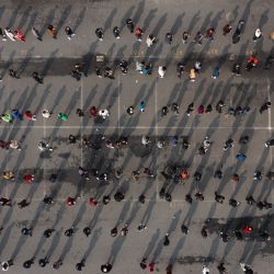 Vista aérea de trabajadores médicos tomando muestras de hisopado en un mercado, en Hangzhou, en la provincia de Zhejiang, en el este de China. | Foto:Xinhua/Xu Yu