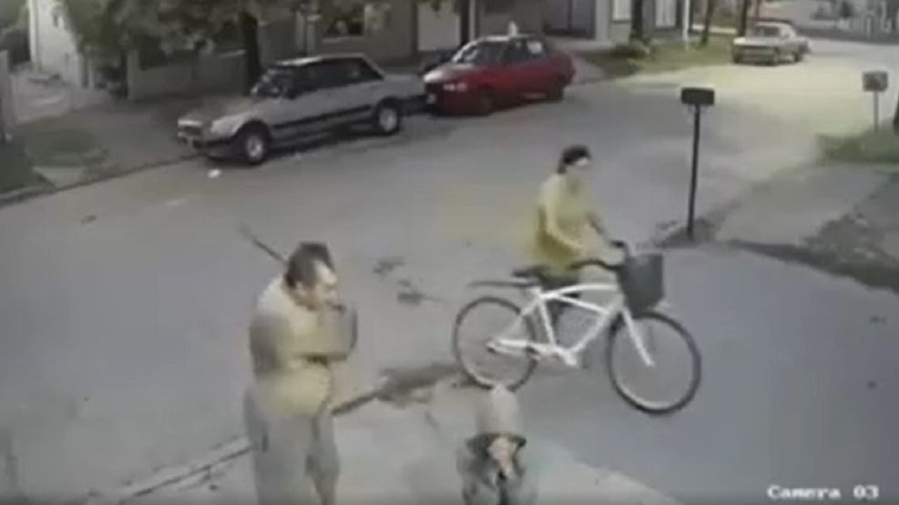 Un vecino atrapó a un ladrón y lo puso de rodillas con un machete para que pida perdón
