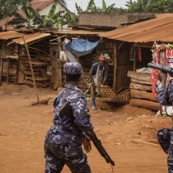 Agentes de policía aseguran la zona de un plan de campaña final de Harriet Nakwedde, del partido de la oposición Plataforma de Unidad Nacional, para las elecciones parciales a la presidencia local en Kayunga, Uganda. | Foto:BADRU KATUMBA / AFP