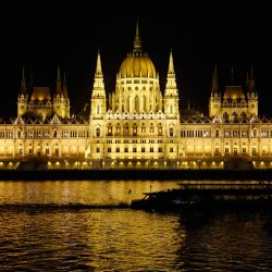 Un barco pasa por el río Danubio frente al edificio del Parlamento húngaro en Budapest. | Foto:Ludovic Marin / AFP