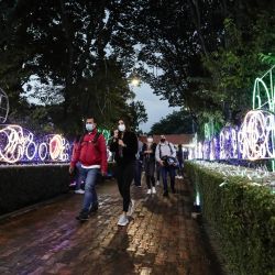 Personas observan la exhibición de luces navideñas "Pacificanto: el mar empieza aquí, una historia de Navidad", en el Jardín Botánico de Bogotá, Colombia. | Foto:Xinhua/Jhon Paz