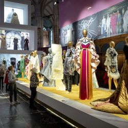 Los espectadores observan las creaciones instaladas para la exposición de moda  | Foto:ROBIN VAN LONKHUIJSEN / ANP / AFP