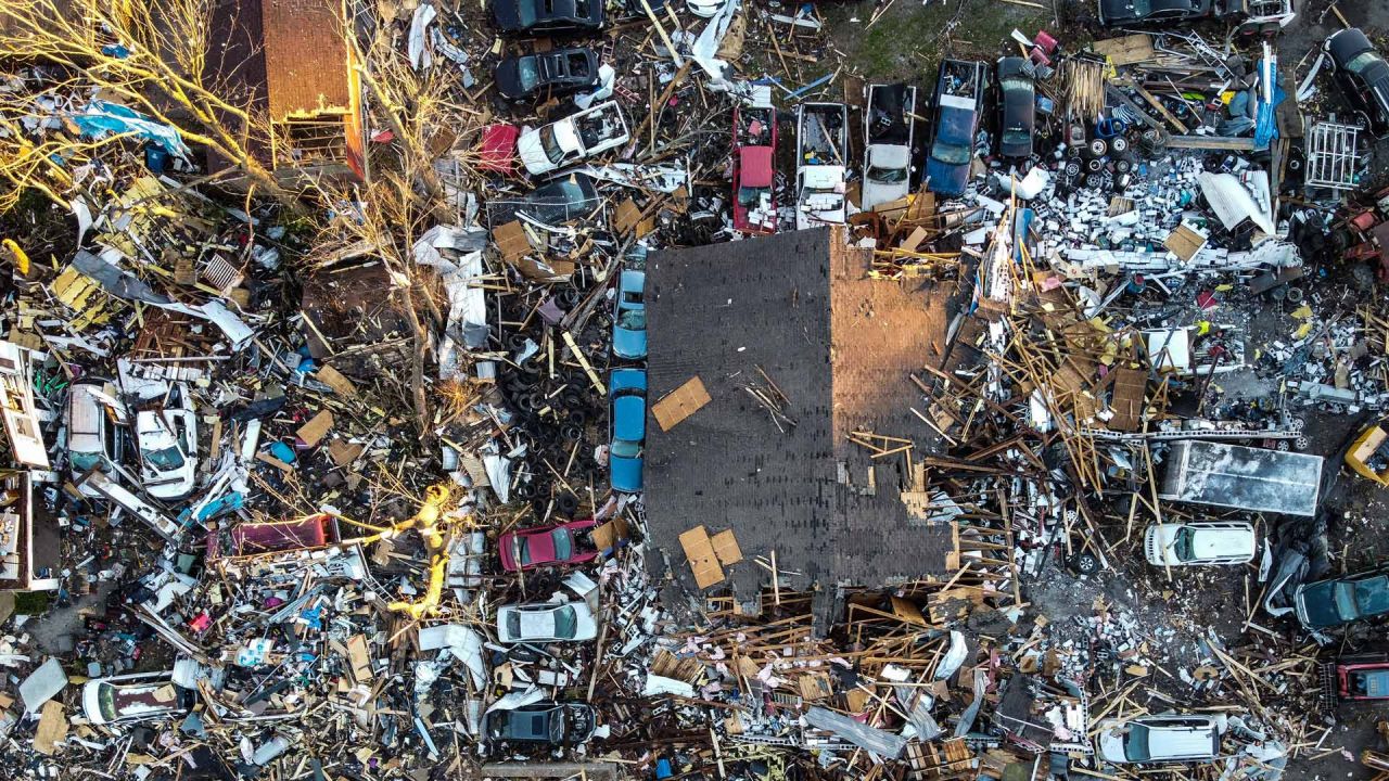 Esta imagen aérea muestra los daños causados por un tornado después de que el clima extremo golpeara la región en Mayfield, Kentucky. | Foto:CHANDAN KHANNA / AFP