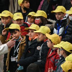 El Papa Francisco habla con alumnos de la escuela primaria estatal 'Mahatma Gandhi' durante la audiencia general semanal en la sala Pablo-VI del Vaticano. | Foto:ANDREAS SOLARO / AFP
