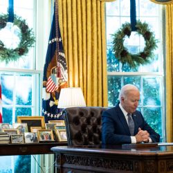 El presidente de Estados Unidos, Joe Biden, habla antes de firmar una orden ejecutiva relacionada con los servicios gubernamentales en el Despacho Oval de la Casa Blanca en Washington, DC. | Foto:Drew Angerer/Getty Images/AFP
