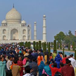 Turistas caminan por el complejo del Taj Mahal en Agra. | Foto:PAWAN SHARMA / AFP