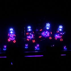 Miembros del reparto de "iLuminate" actúan durante la celebración del octavo aniversario de Mondays Dark en The Theater at Virgin Hotels Las Vegas en Las Vegas, Nevada. | Foto:Gabe Ginsberg/Getty Images for Mondays Dark/AFP