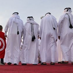 Un hincha de Túnez junto a un grupo folclórico qatarí antes del partido de fútbol de semifinales de la Copa Árabe de la FIFA 2021 entre Túnez y Egipto. | Foto:KARIM SAHIB / AFP