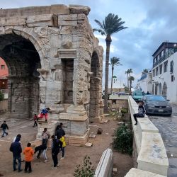 Unos niños juegan junto al Arco Romano de Marco Aurelio (construido en el 165 d.C.) en las ruinas de la antigua Oea junto al moderno puerto de Trípoli, capital de Libia. | Foto:Mahmud Turkia / AFP