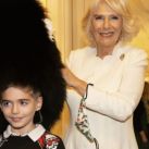 El particular gesto del príncipe Carlos y Camilla Parker Bowles con los niños de Inglaterra en Navidad 